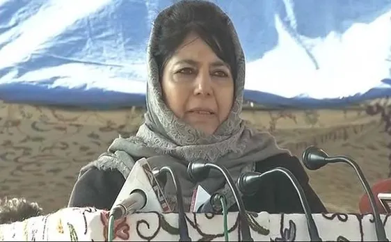 J&K: सीमा पर फायरिंग जारी, सीएम महबूबा ने कहा- पाकिस्तान खेल रहा है खून की होली