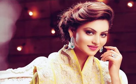 उर्वशी रौतेला ने फिल्मफेयर में पहनी बोल्ड ड्रेस, यूजर्स ने दे डाली नसीहत