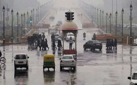 दिल्ली में बारिश से मौसम हुआ फिर सर्द, लगा ट्रैफिक जाम