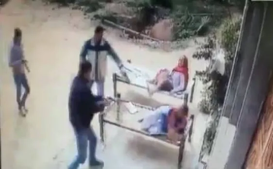 Video: मेरठ में दिनदहाड़े घर के बाहर मां को मारी 9 गोलियां, बेटे की भी की हत्या