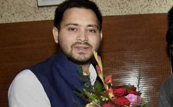 तेजस्वी ने नीतीश सरकार के खिलाफ राज्यपाल को सौंपा ज्ञापन