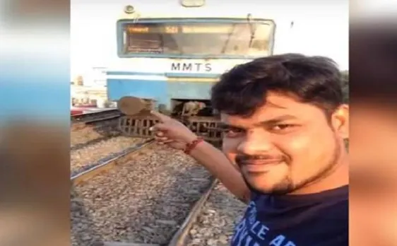 ट्रेन के लगातार हॉर्न बजाने पर भी नहीं हटा युवक, सेल्फी के चक्कर में पहुंचा अस्पताल