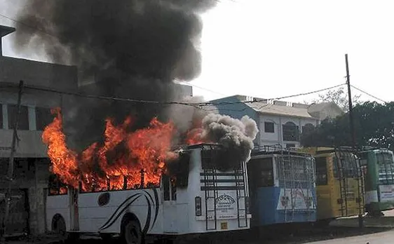 UP: कासगंज में हिंसा के बाद धारा 144 लागू, गाड़ियां आग के हवाले, अब तक 49 गिरफ्तार