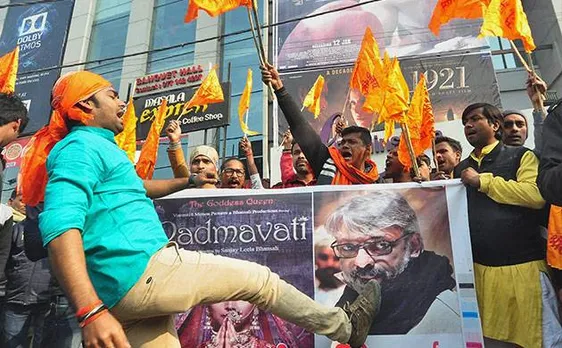 'पद्मावत' पर नहीं थम रहा बवाल, कहीं बम से हमला, तो कहीं युवक की पिटाई