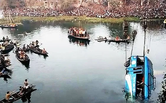 पश्चिम बंगाल: मुर्शिदाबाद में बस नहर में गिरी, 38 यात्रियों की मौत