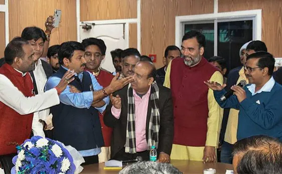 सीलिंग पर AAP-BJP की सियासत, केजरीवाल की बैठक में हंगामा, मनोज तिवारी बोले- मारपीट की गई