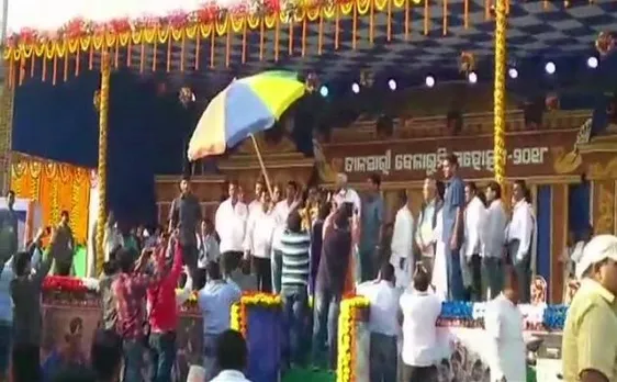 बालासोर में ओडिशा के सीएम नवीन पटनायक पर महिला ने फेंके अंडे