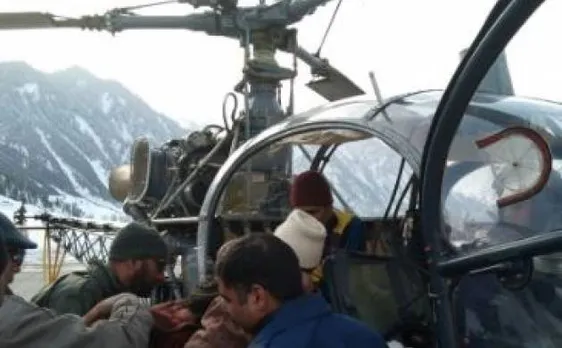 मानवता की मिसाल वायुसेना, बीमार कश्मीरी बच्चे की हेलिकॉप्टर से की मदद
