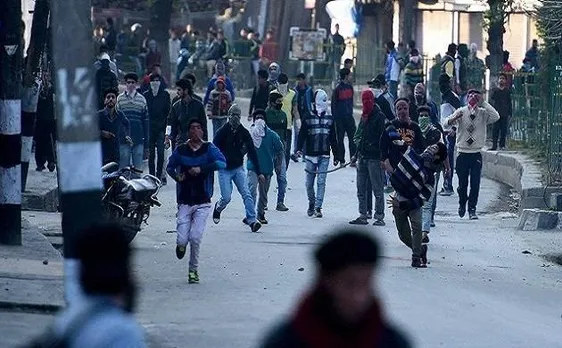 सेना पर FIR के बीच पत्थरबाजों पर मेहरबान हुई महबूबा सरकार, वापस होंगे  9,730 मामले