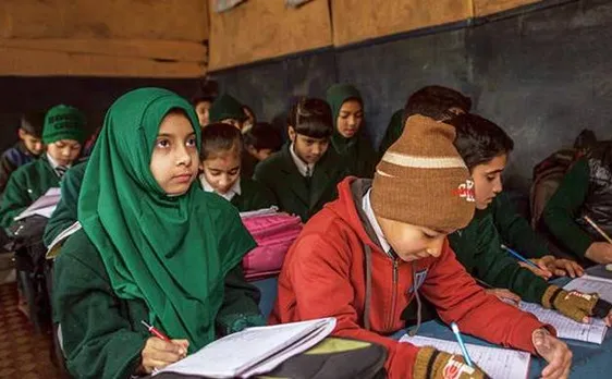 जम्मू-कश्मीर: एलओसी पर पाकिस्तान ने की रात भर फायरिंग, राजौरी में सभी 84 स्कूल बंद