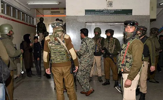 जम्मू-कश्मीर: श्रीनगर में अस्पताल पर हमला कर साथी को ले भागे आतंकी, 2 पुलिसकर्मी शहीद