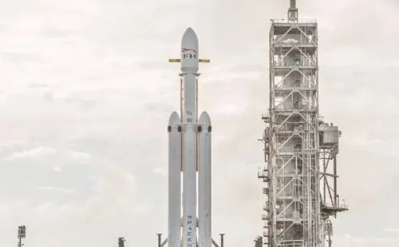SpaceX ने लॉन्च किया सबसे ताकतवर रॉकेट 'फॉल्कन हेवी'