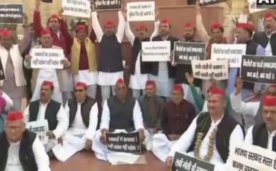 यूपी: राज्यपाल के अभिभाषण के दौरान विपक्ष का हंगामा, फेंके कागज के गोले