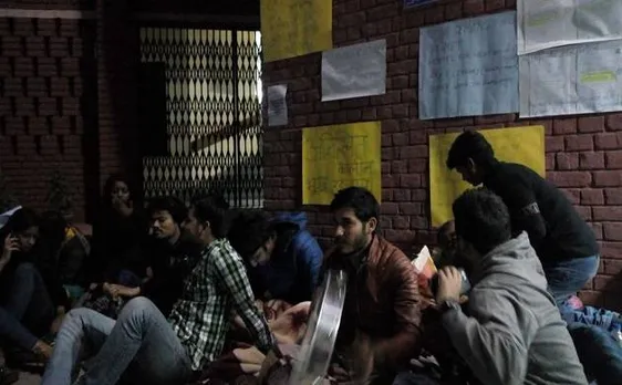 ब्यॉज हॉस्टल समेत कई मुद्दों को लेकर IIMC के छात्रों का भूख हड़ताल