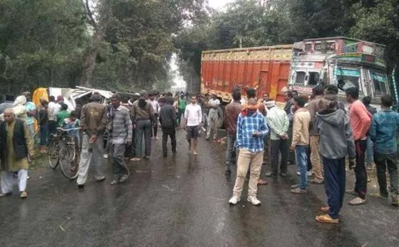 यूपी: उन्नाव में कांवड़ियों से भरी पिक अप वैन ट्रक से टकराकर पलटी, तीन की मौत, 19 अन्य घायल