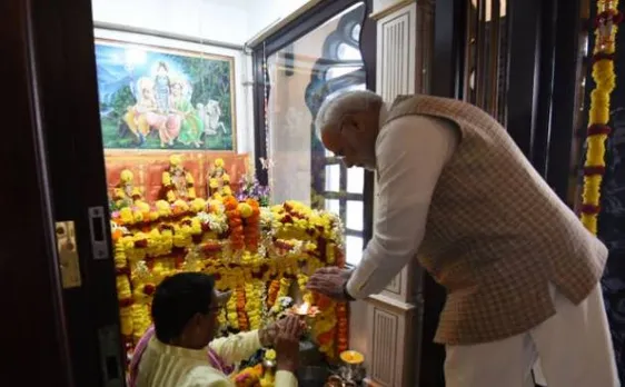पीएम मोदी ने किया मस्कट में मंदिर का दौरा, लगे मोदी-मोदी के नारे