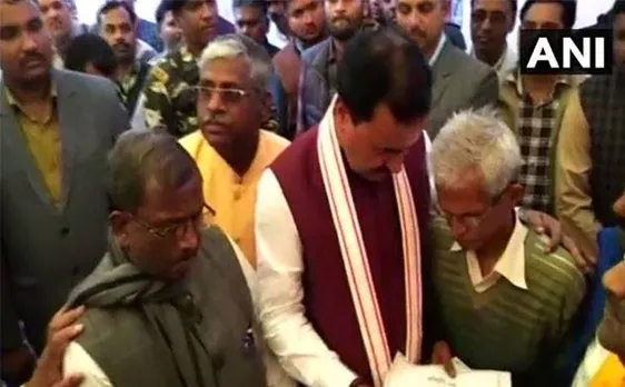इलाहाबादः मृतक दलित छात्र के परिवार को डिप्टी सीएम ने दिया 20 लाख रूपये का मुआवजा