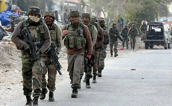 भारत में घुसपैठ की फिराक में 300 पाकिस्तानी आतंकी, सेना की कड़ी नजर