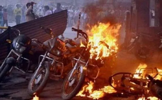 झारखंड: सोशल मीडिया पर पोस्ट से भड़की हिंसा, 13 वाहन किए आग के हवाले