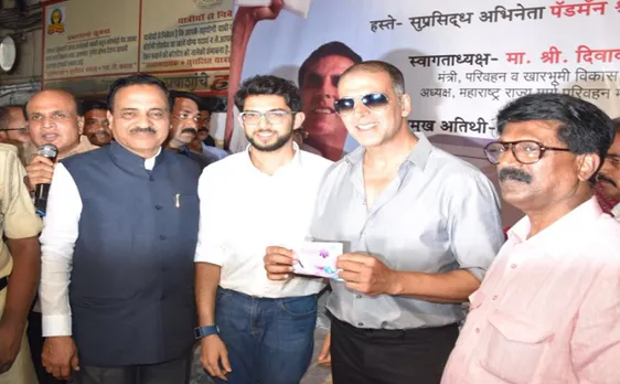 पैडमैन: अक्षय कुमार ने मुंबई में लगाई सैनिटरी पैड वेंडिंग मशीन, आदित्य ठाकरे ने किया उद्घाटन