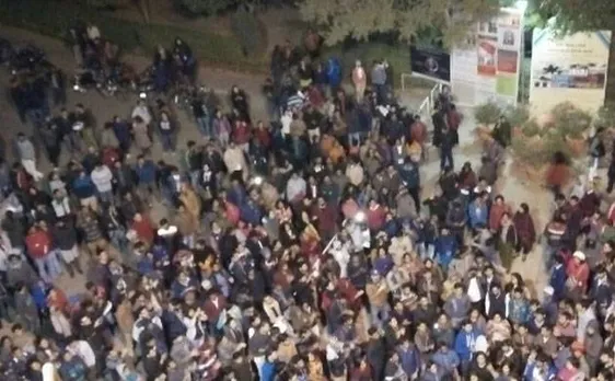 छात्रों की अनिवार्य उपस्थिति पर JNU में हंगामा, स्टाफ को बनाया 'बंधक'