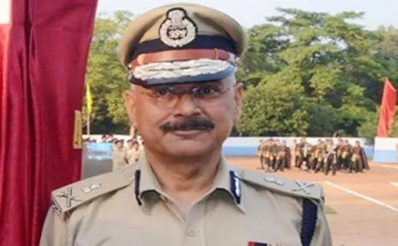 झारखंड के DGP ने गले में सांप डालकर फोटो क्लिक की, पीसीसीएफ ने मांगा जवाब