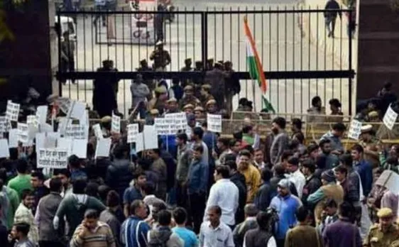 JNU: वरिष्ठ अधिकारियों को गलत तरीके से रोक कर रखने के आरोप में छात्रों पर FIR दर्ज