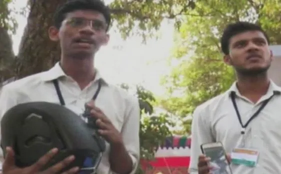 कर्नाटक के इंजीनियरिंग छात्रों का अनोखा आविष्कार, अब 'ब्लूटूथ' हेलमेट आपको बताएगा रास्ता