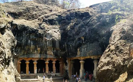 आजादी के 70 साल बाद एलीफेंटा की गुफाएं हुई रोशन, समुद्र में केबल बिछाकर पहुंचाई बिजली