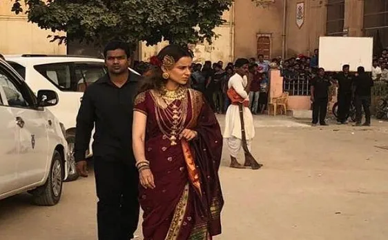 फिल्म 'मणिकर्णिका' के सेट से सामने आई तस्वीरें, 'झांसी की रानी' के किरदार में नजर आई  कंगना