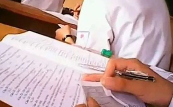 बीजेपी नेता के घर लिख रहे थे बोर्ड परीक्षा की कॉपी, पुलिस ने 62 लोगों को पकड़ा