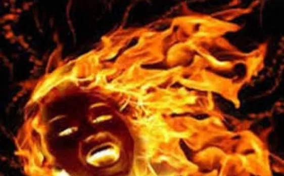 भीड़ ने चोर समझकर पहले युवक को बांधकर पीटा, फिर कर दिया आग के हवाले