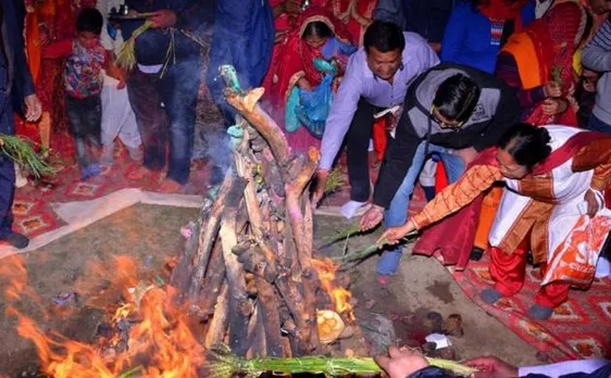 होलिका दहन 2018: जानिए पूजा का शुभ मुहूर्त और महत्व, उपले जलाकर शुद्ध करते हैं वातावरण