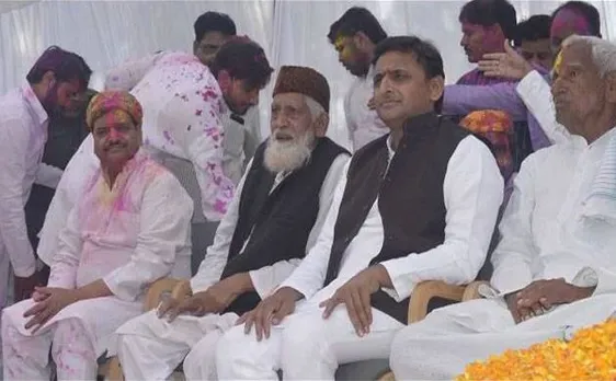होली पर मतभेद भुला अखिलेश-शिवपाल दिखे एक मंच पर, भतीजे ने छुए चाचा के पांव