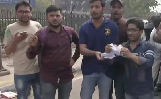 SSC की परीक्षा में धांधली की CBI जांच की मांग को लेकर होली के दिन भी छात्रों का प्रदर्शन जारी