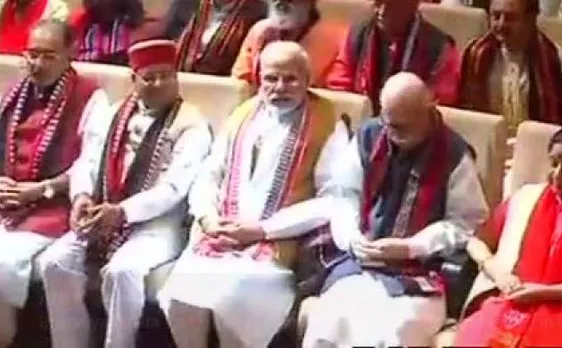 BJP संसदीय दल की बैठक में 'जीत हमारी जारी है, अब कर्नाटक की बारी है' के लगे नारे