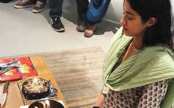 Video: श्रीदेवी की मौत के बाद जाह्नवी कपूर ने सादगी से ओल्ड ऐज होम में मनाया 21वां बर्थडे