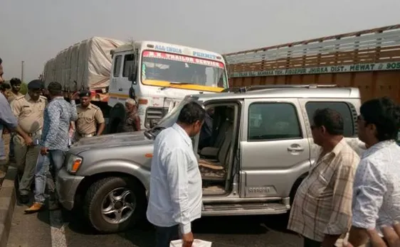 सड़क हादसे में बाल-बाल बचे तोगड़िया, ट्रक ने कार में मारी टक्कर