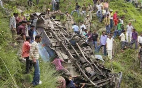 उत्तराखंड के टोटम में 24 यात्रियों से भरी बस खाई में गिरी, मरने वालों की संख्या बढ़कर हुई 13