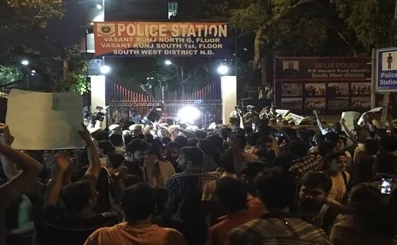 JNU के प्रो. अतुल जौहरी को गिरफ्तारी के बाद मिली जमानत, प्रो. ने कहा- मैं राजनीति का शिकार हो गया