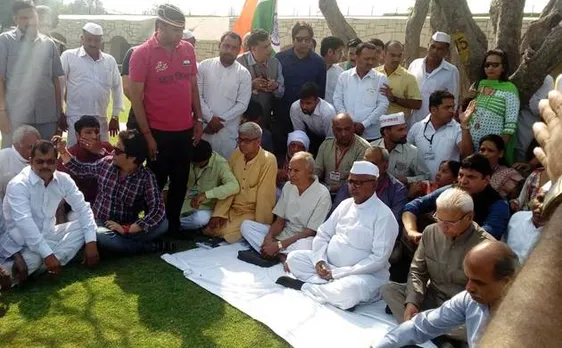 दिल्लीः किसानों के मुद्दे पर रामलीला मैदान में अनशन पर बैठे अन्ना