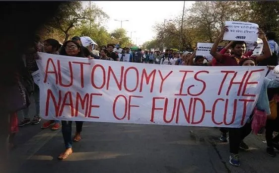 JNU छात्रों के प्रदर्शन के दौरान महिला पत्रकार का पुलिस पर छेड़छाड़ का आरोप, शिकायत दर्ज