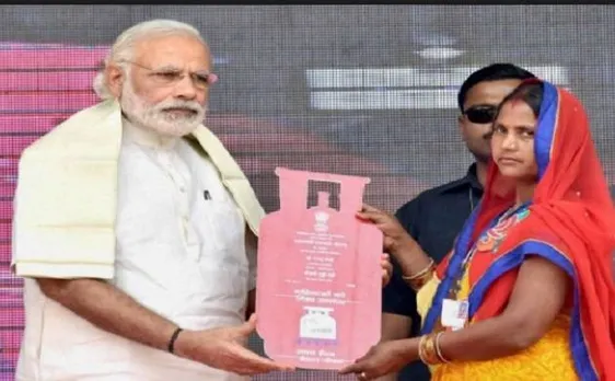 मोदी सरकार ने मुफ्त LPG कनेक्शन लेने वालों से टाला कर्ज वसूली का फैसला