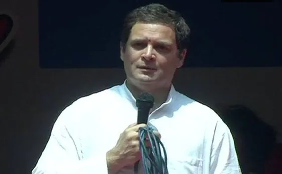 VIDEO: राहुल गांधी ने स्टेज से उतर कर छात्रा के साथ ली सेल्फी