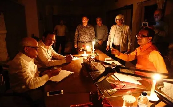 मध्प्रदेश के सीएम शिवराज ने मनाया अर्थ ऑवर, एक घंटे मोमबत्ती की रोशनी में किया काम