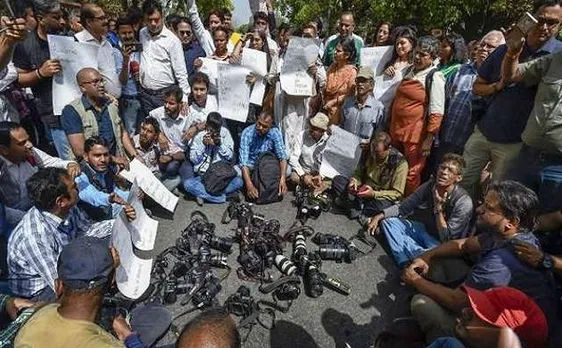 महिला पत्रकार के साथ छेड़छाड़ मामले में पुलिस अधिकारी के खिलाफ FIR दर्ज