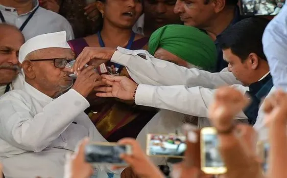 केंद्र सरकार ने मांगी अन्ना की मांगें, महाराष्ट्र CM देवेंद्र फडणवीस ने जूस पिलाकर तुड़वाया अनशन