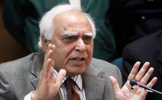सिब्बल का पलटवार, ईरानी को पीएम और मोदी बंधुओं से संबंधों पर भी कहना चाहिये था