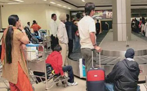 दिल्ली एयरपोर्ट पर यात्री परेशान, बैगेज सिस्टम ठप होने से सामान हुआ इधर-उधर