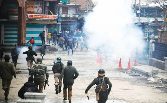 जम्मू कश्मीर: सेना के ताबड़तोड़ एनकाउंटर के बाद भड़की हिंसा, दो स्थानीय नागरिकों की मौत, 31 घायल